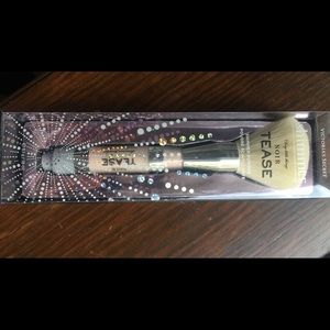 ❤️FINAL SALE❤️Victoria Secret Perfume Powder/brush